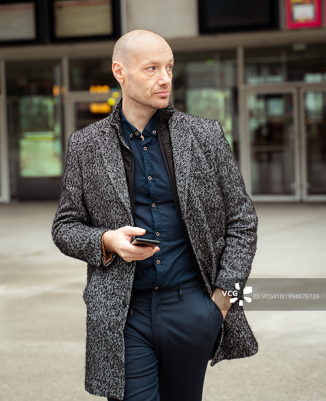 男子从电影院出来图片素材