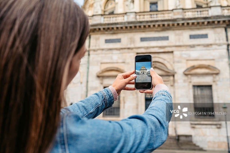 年轻女人在丹麦哥本哈根拍摄腓特烈教堂图片素材