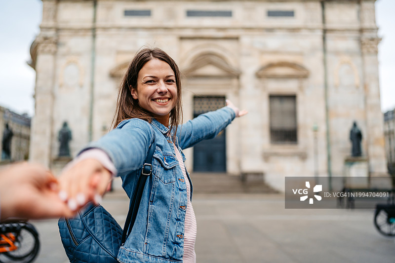 哥本哈根腓特烈教堂前的“跟随我”概念图片素材