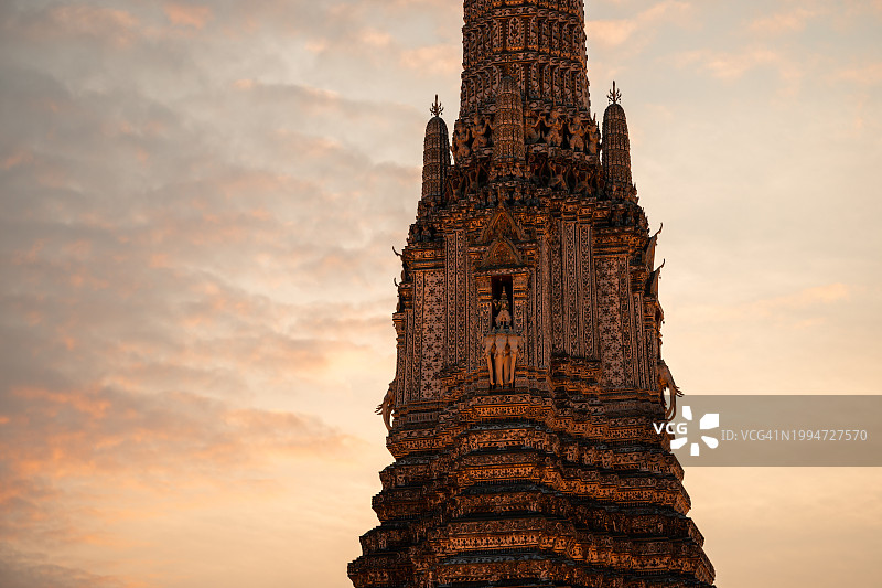 泰国郑王庙的日落美景图片素材