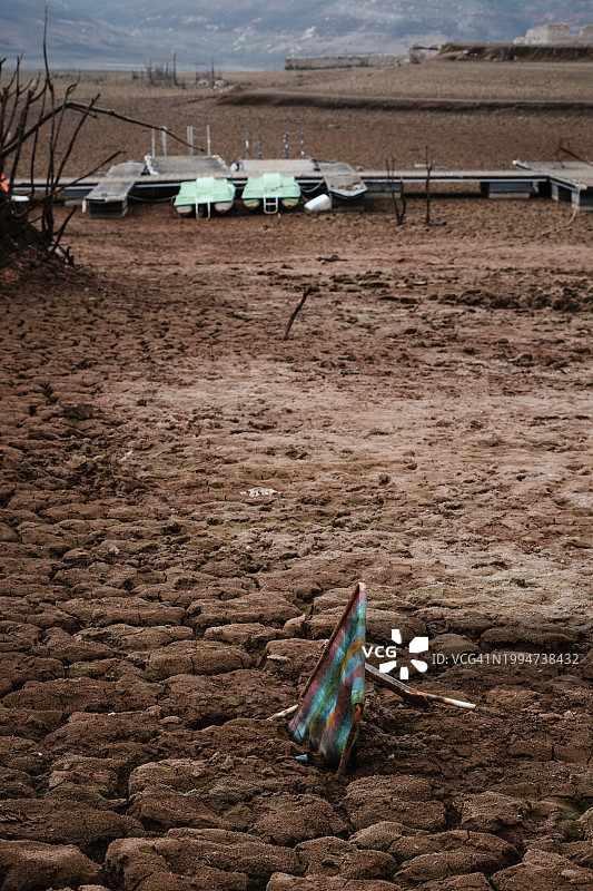 泥地中的沙滩椅图片素材