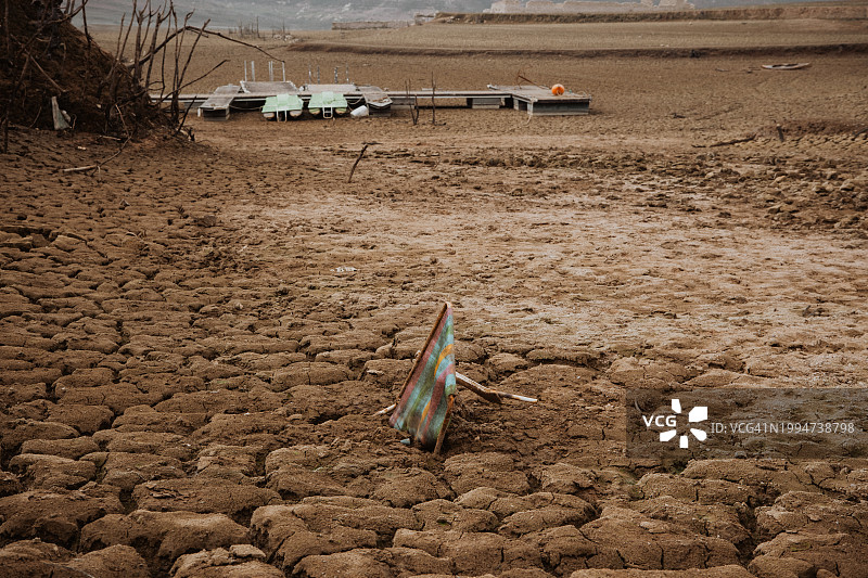 泥地中的沙滩椅图片素材