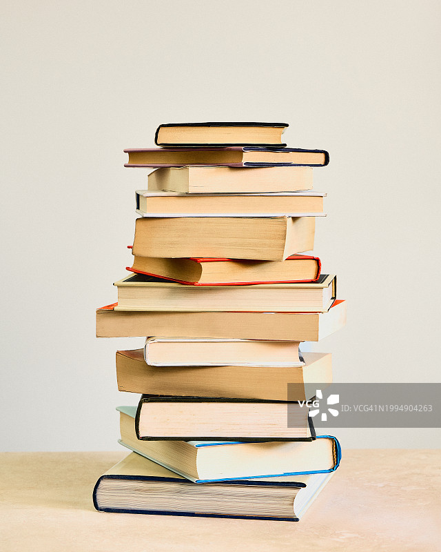 书堆桌面拍摄，中性背景图片素材
