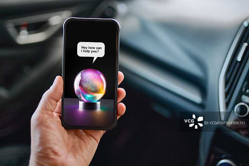 车内屏幕上带有AI聊天机器人的手机，以水晶球形式呈现图片素材