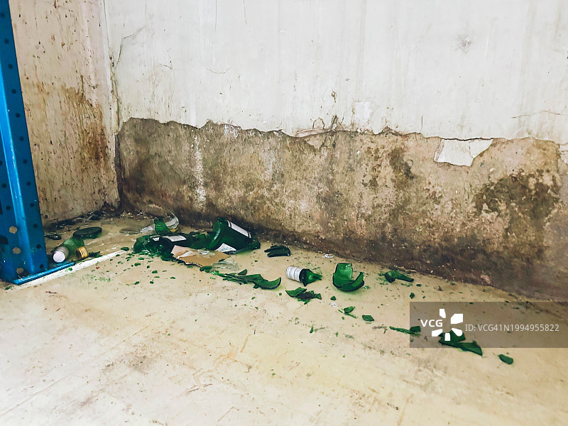 角落里的碎玻璃瓶图片素材