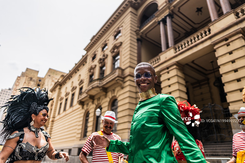 年轻男人在街头狂欢派对上跳舞图片素材