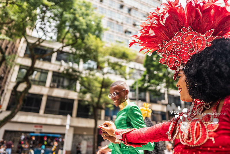 年轻男人在街头狂欢派对上跳舞图片素材