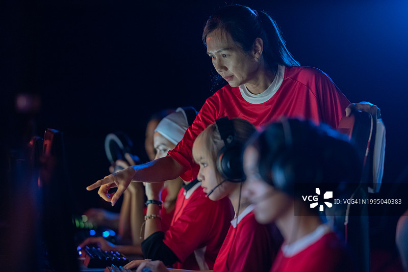 正在进行训练的亚洲女子电竞选手图片素材