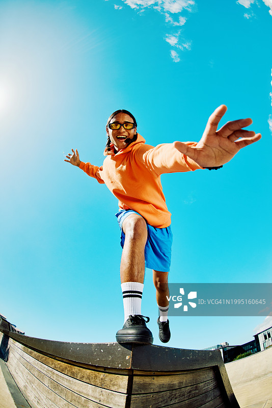 Z世代青少年全身面向镜头，展示态度，广角拍摄天空背景图片素材