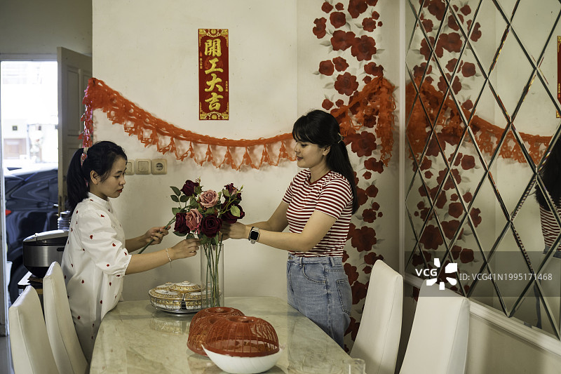 华人家庭为春节做准备图片素材