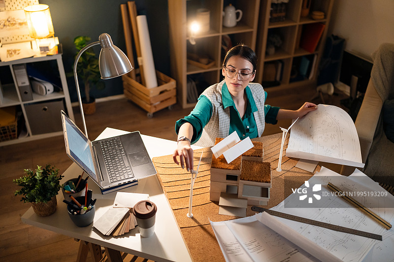 年轻女建筑师在家中办公室制作建筑模型图片素材