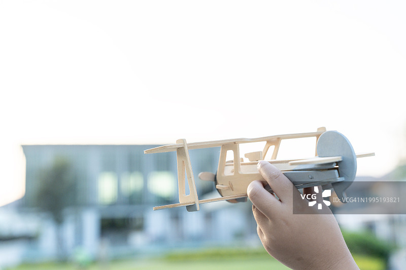 孩子的手玩着玩具飞机图片素材