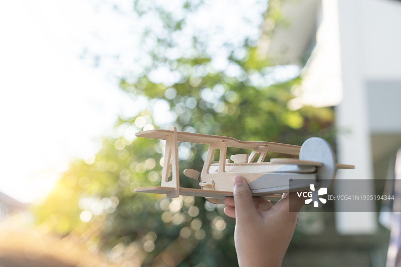孩子的手玩着玩具飞机图片素材