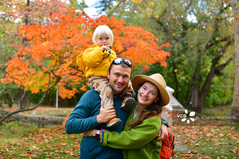 秋季户外：父亲、母亲和幼儿的特写图片素材