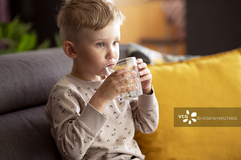 拿着一杯水的男孩图片素材