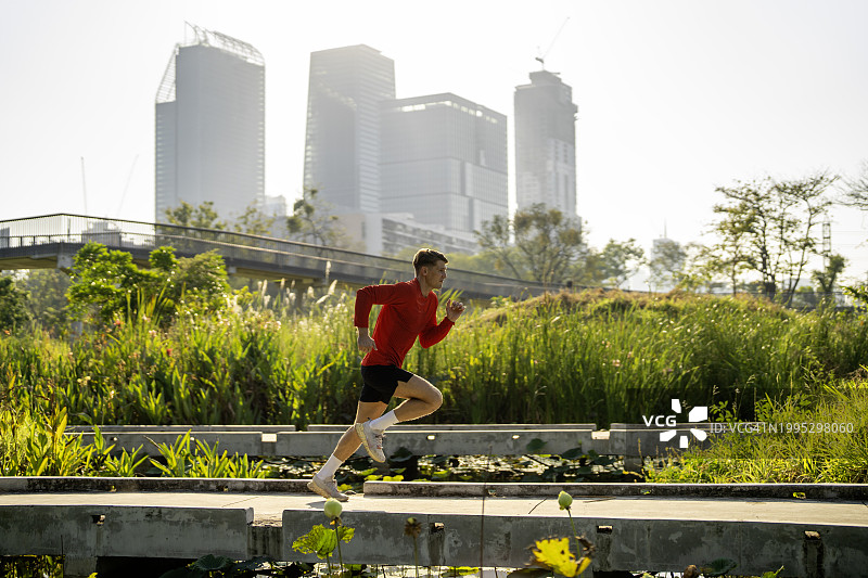 年轻人在城市进行体育训练图片素材