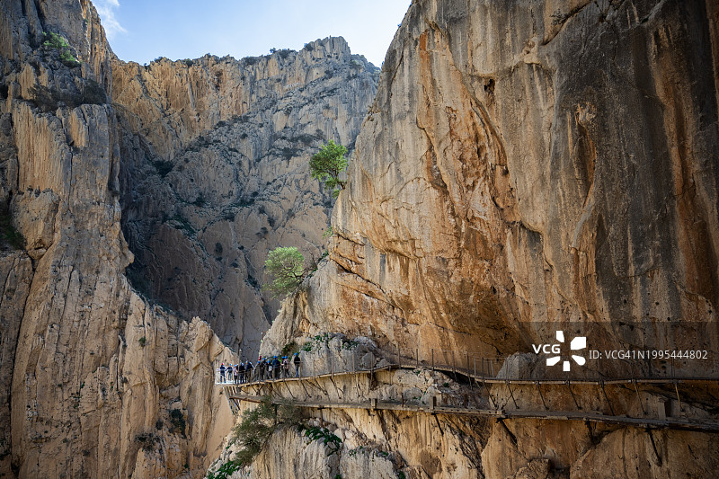 国王步道：西班牙马拉加峡谷陡峭墙壁上的走道和木桥图片素材