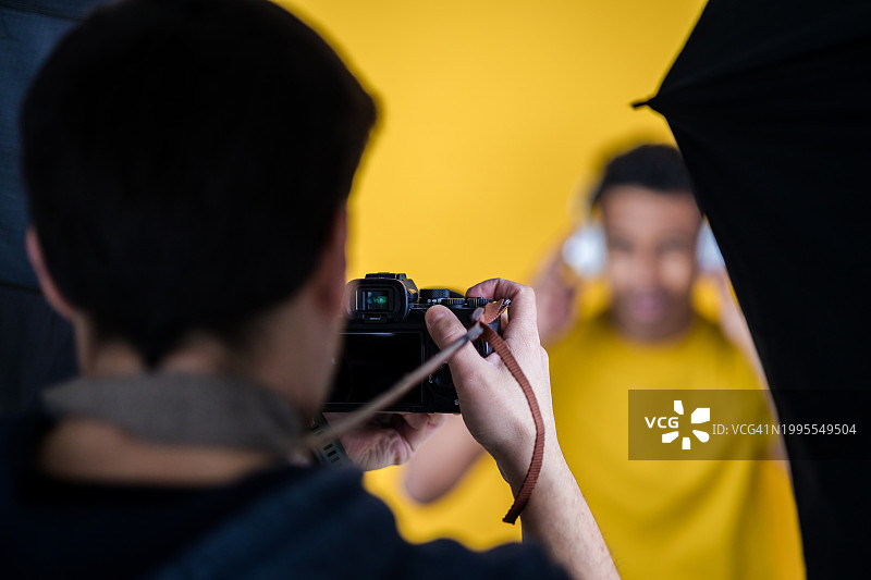 摄影师在影棚内拍摄图片素材