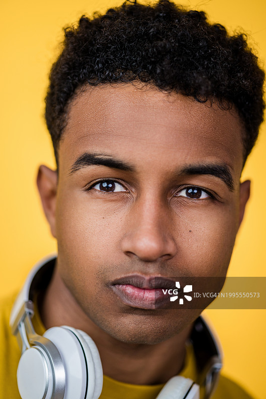 戴着耳机的年轻男子特写图片素材