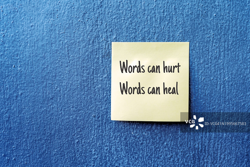 带有文字的便签：良言一句三冬暖，恶语伤人六月寒图片素材