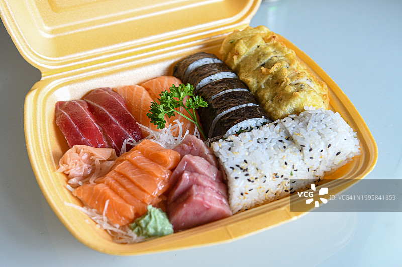 外卖餐盘上的日式料理拼盘图片素材