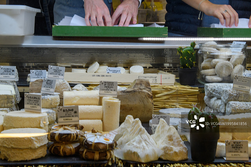 冷藏柜台里的什锦奶酪图片素材