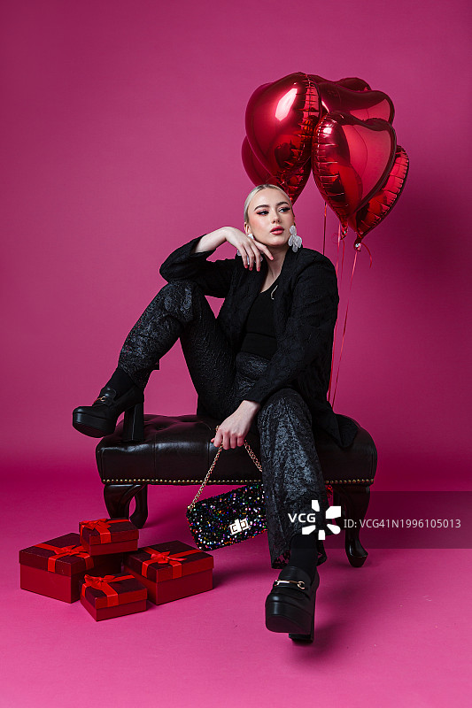 坐在纯色背景前的优雅女子图片素材