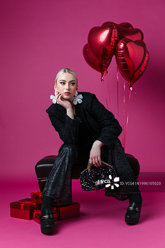 坐在纯色背景前的优雅女子图片素材