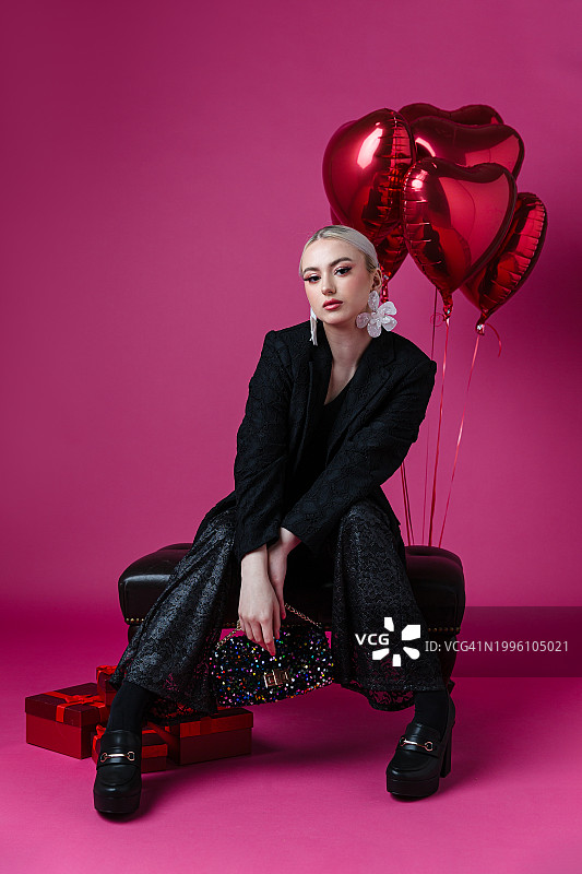 坐在纯色背景前的优雅女子图片素材