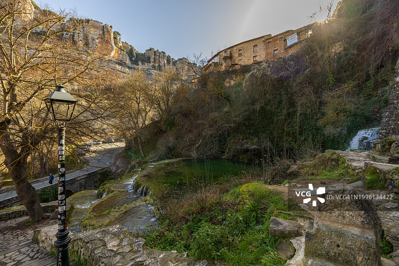 奥尔巴内哈德尔卡斯蒂略瀑布和城镇图片素材