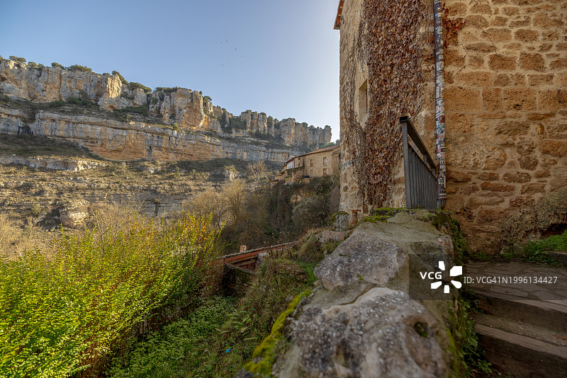 奥尔巴内哈德尔卡斯蒂略瀑布和城镇图片素材