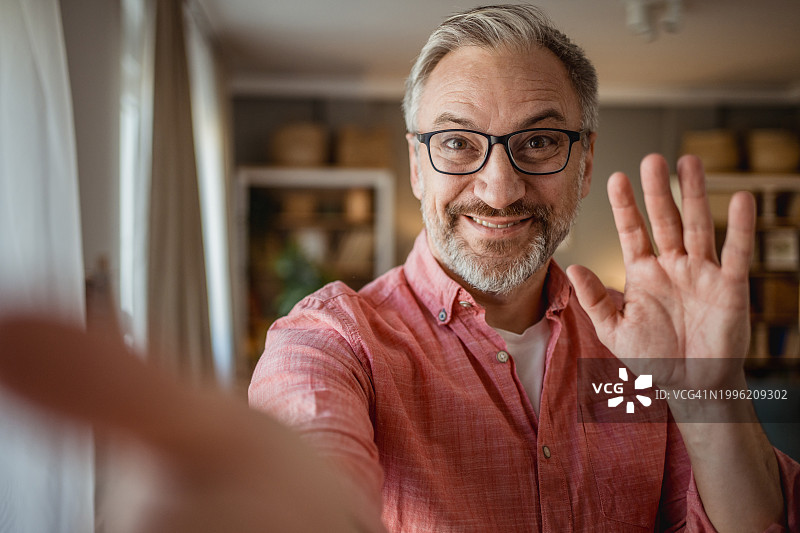 微笑的老年男人在自拍图片素材