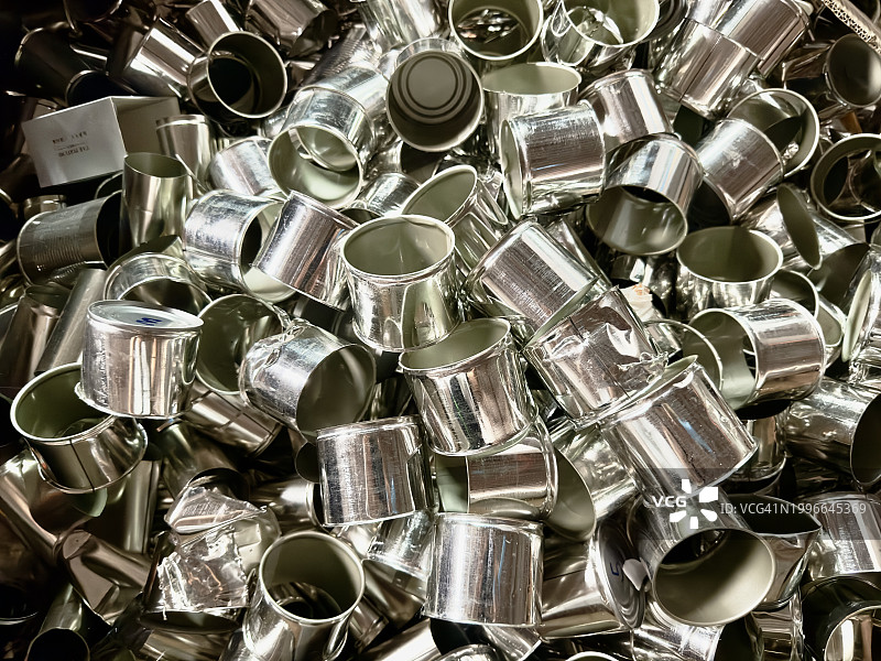 等待回收的废旧马口铁罐，泰国图片素材