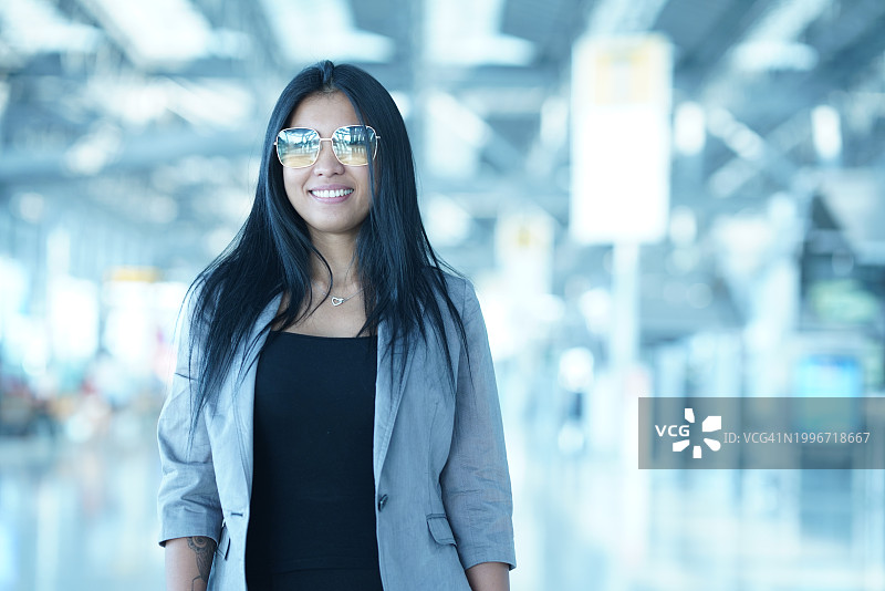 在机场航站楼的亚洲女性肖像图片素材