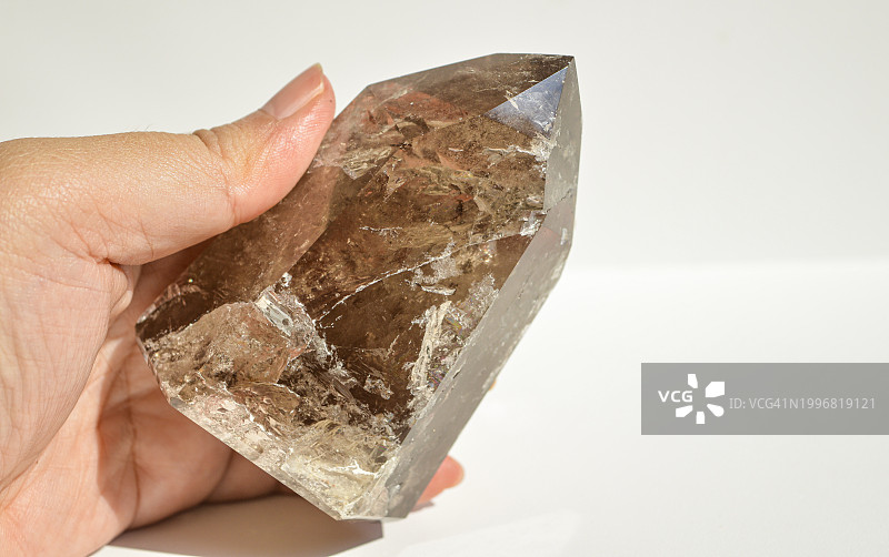 手持烟晶柱图片素材