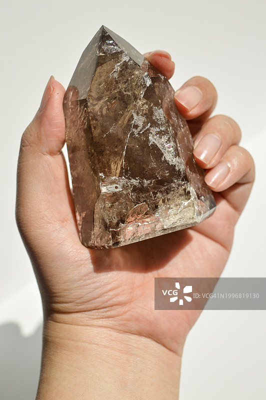 手持烟晶柱图片素材