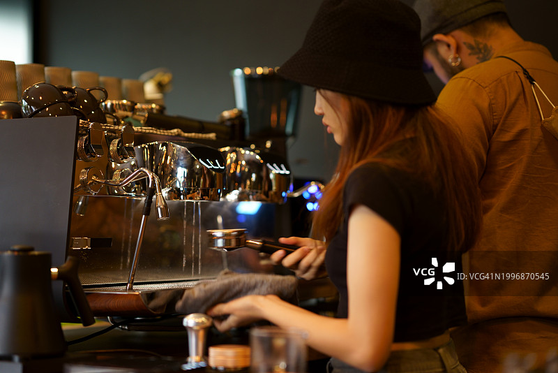 咖啡店的繁忙时光：咖啡师萃取浓缩咖啡图片素材