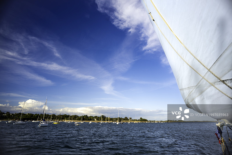 在莫尔比昂湾航行图片素材