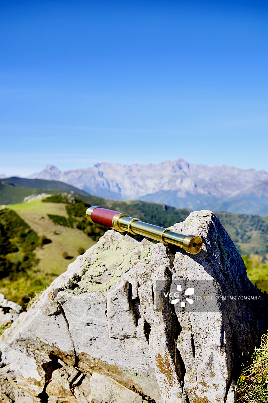 山中岩石上的望远镜图片素材