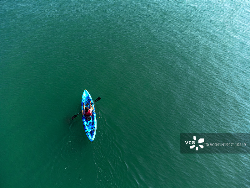 印度南果阿海滩,年轻女人独自皮划艇图片素材