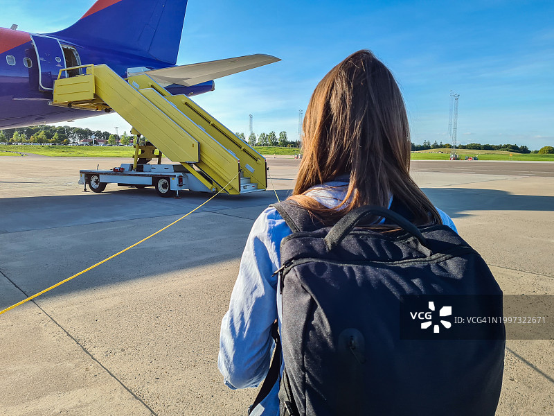 在瑞典登机的年轻女子图片素材