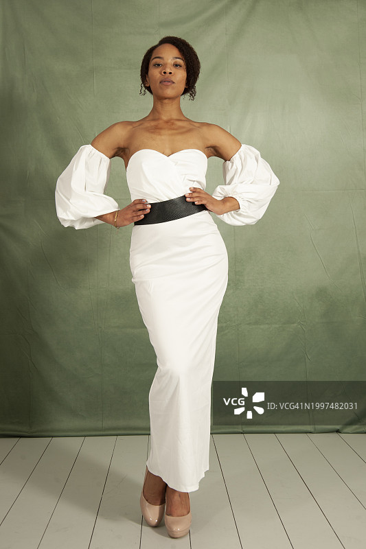 身穿白色连衣裙的黑人女性图片素材