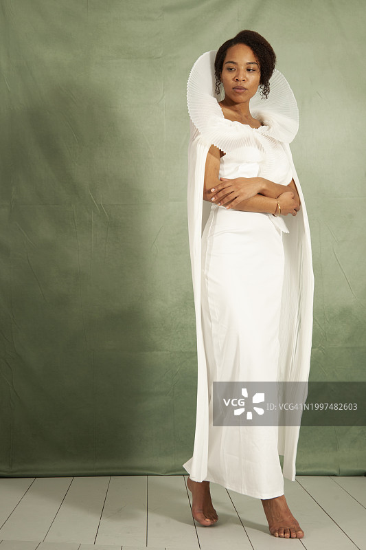 身穿优雅白色连衣裙的黑人女人图片素材