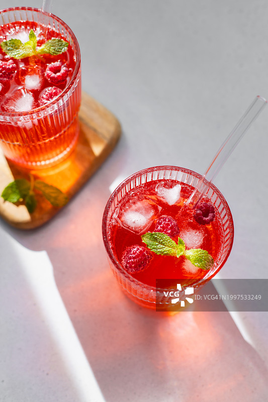 覆盆子薄荷冰块柠檬特饮，桌面光影图片素材