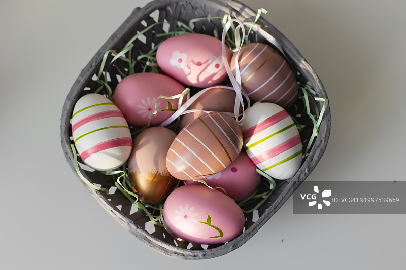 装有复活节彩蛋的柳条筐图片素材