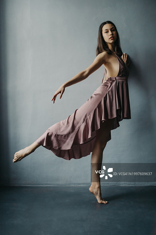 踮起脚尖的芭蕾舞少女图片素材