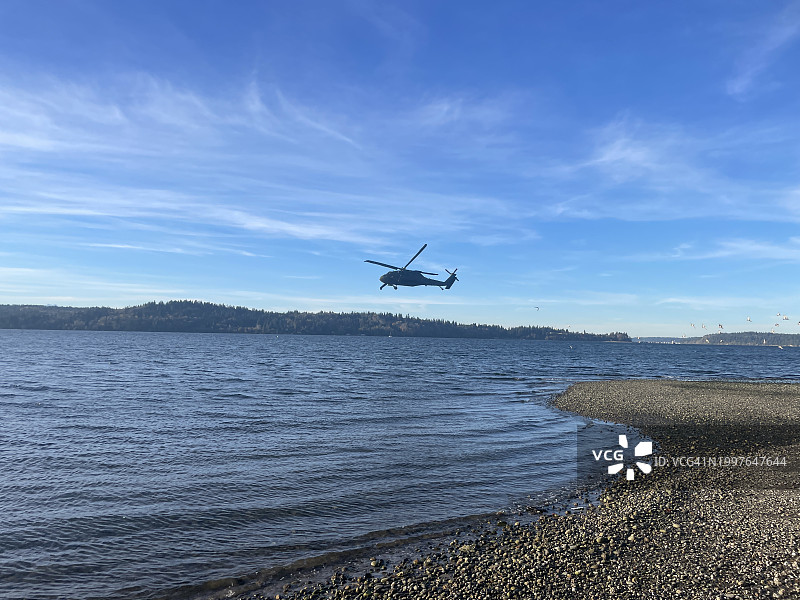 低空飞行的直升机图片素材