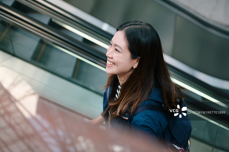 Z世代在京都享受秋季城市观光之旅图片素材