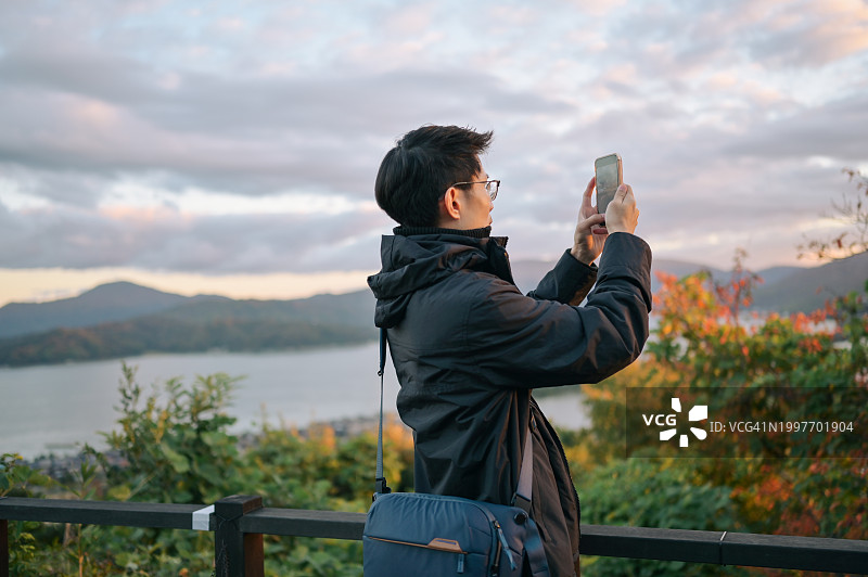 亚洲Gen Z网红用微单相机录制天桥立延时风景图片素材