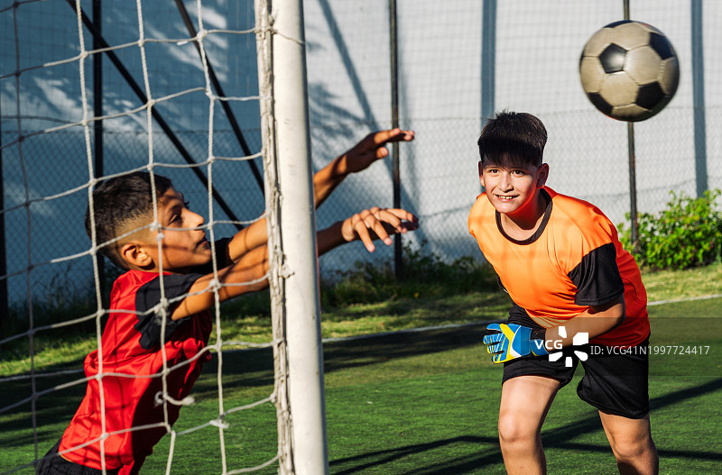 守门员训练期间的青年足球运动员图片素材
